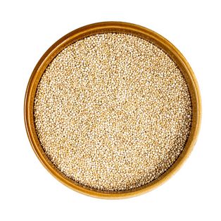Quinoa auf einer runden Holzschale