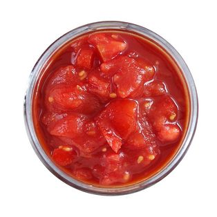 Tomatenstücke in einer runden Schale von oben sichtbar