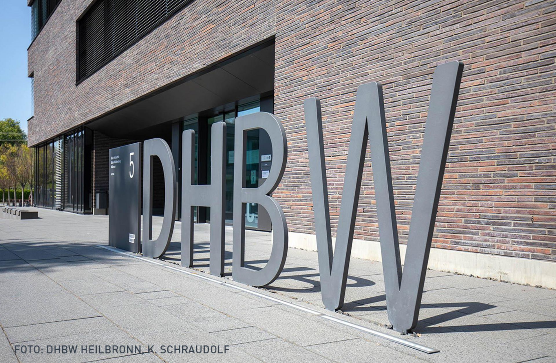 DHBW Buchstaben vor einem Gebäude