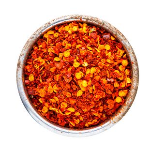 Frisch gehackter Chili in einer runden Schale von oben sichtbar