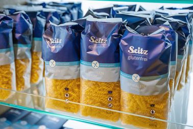 Nudelverpackungen der Marke Seitz glutenfrei, die in einem Regal stehen.