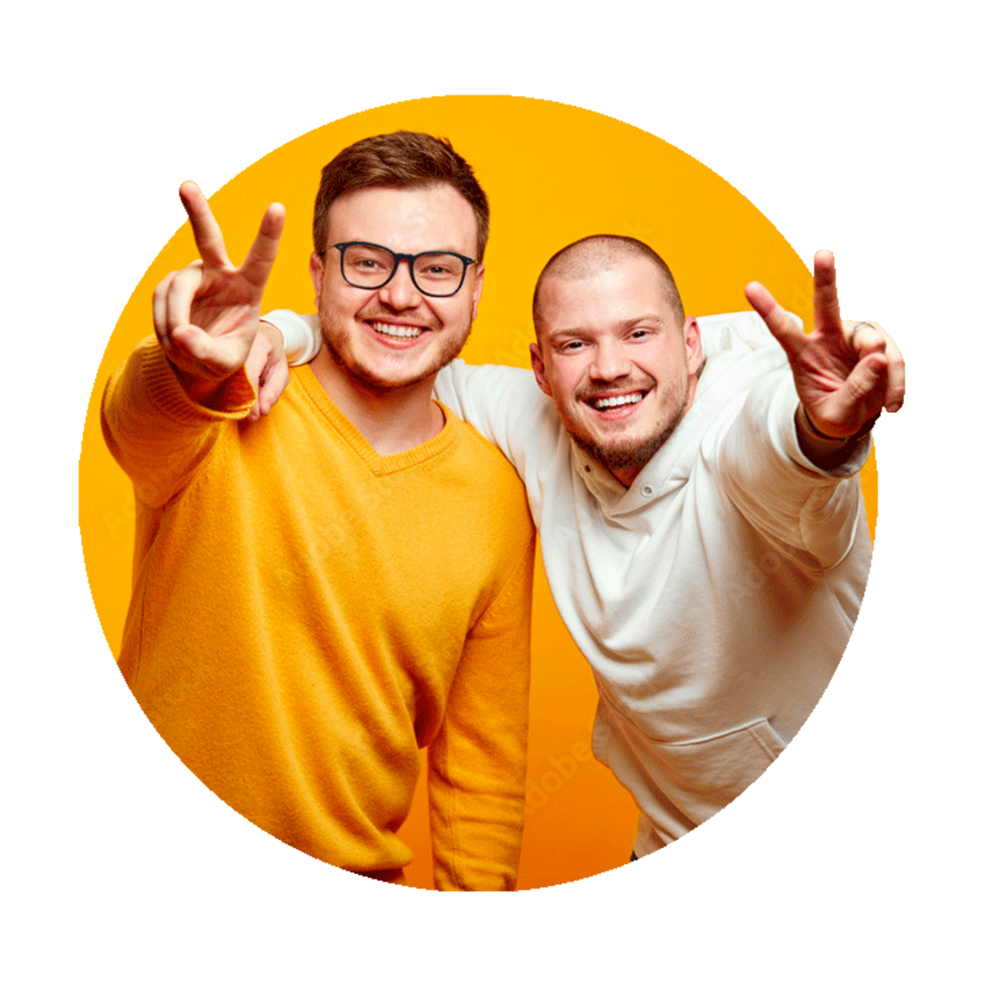 Zwei lächelnde Männer, einer in orangefarbenem Pullover, der andere in weißem Pullover, beide zeigen Friedenszeichen mit den Händen