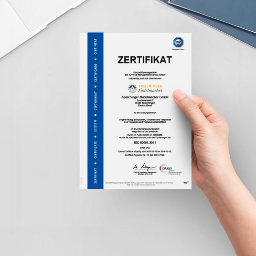 Eine Hand hält ein Zertifikat in der Hand